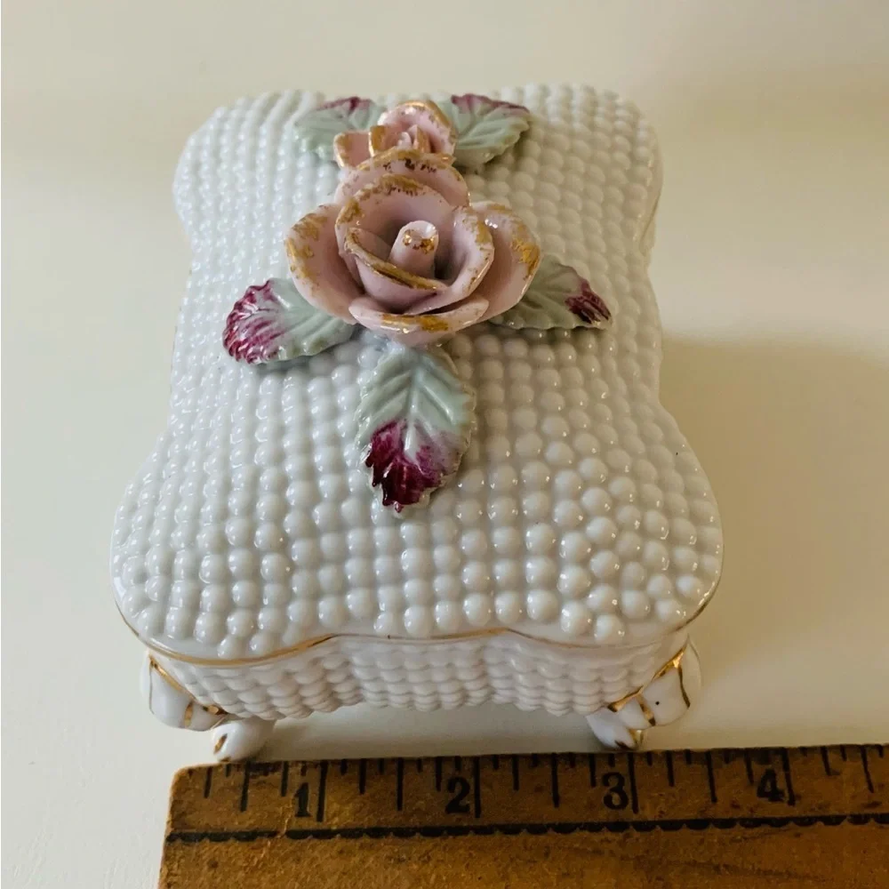 Porcelain trinket box